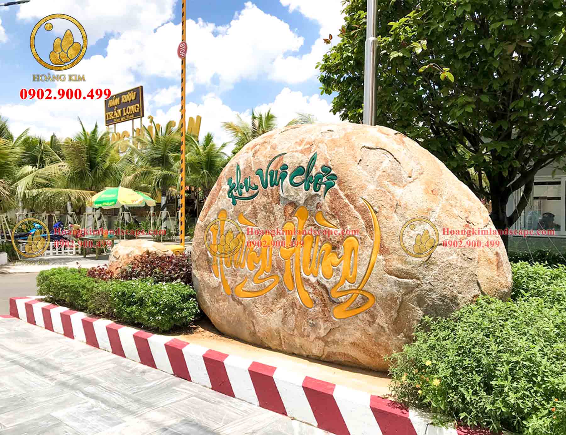 Điểm nhấn của cảnh quan khu vui chơi Hoàng Hùng là tảng đá lớn khắc chữ “Khu vui chơi Hoàng Hùng”
