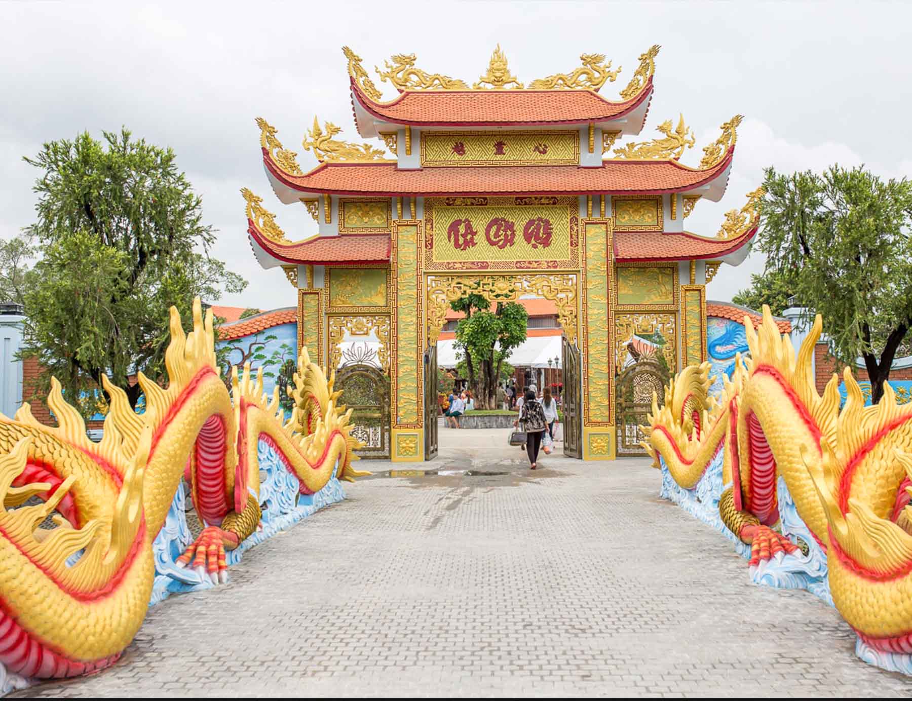 Cổng vào Đền thờ tổ nghiệp của NSƯT Hoài Linh