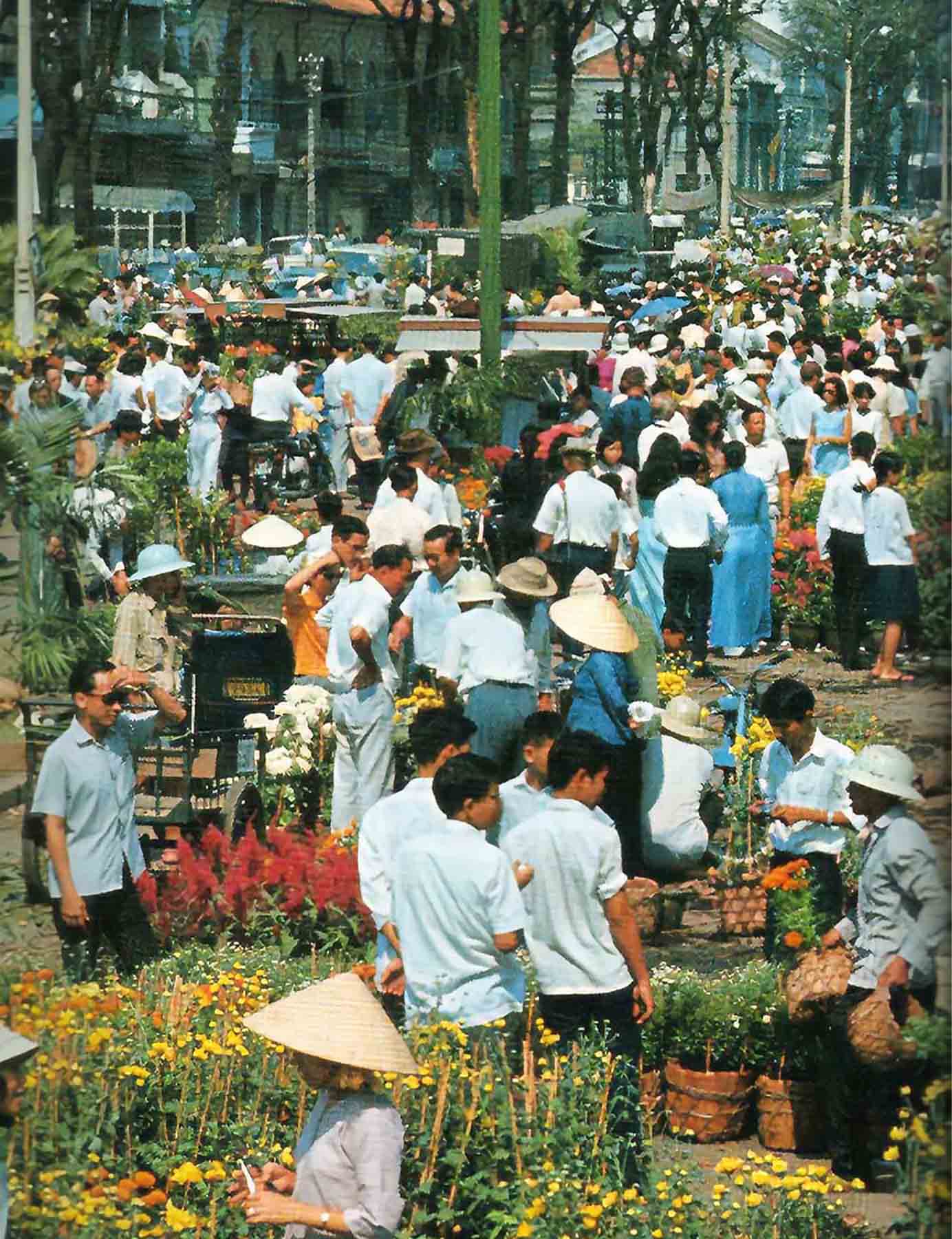 Đường hoa Nguyễn Huệ chính thức lần đầu tiên xuất hiện trở lại vào Tết Nguyên Đán năm 2004