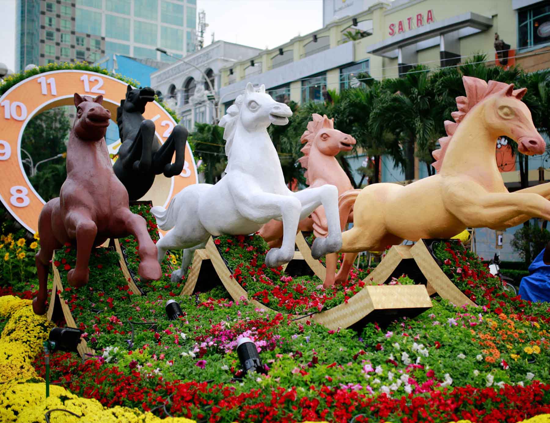 Linh vật biểu tượng năm 2014 là đàn ngựa đang tung vó kéo cỗ xe hoa đồng hồ