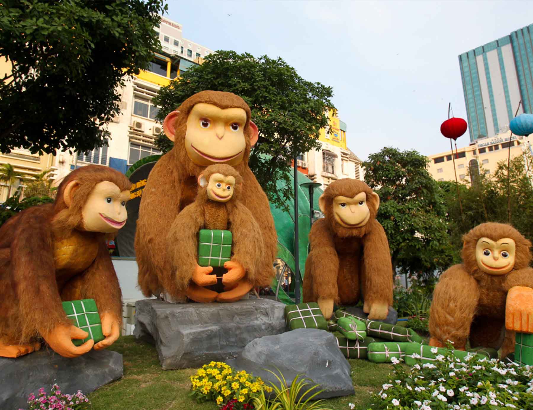 Năm 2016, không gian Đường hoa Nguyễn Huệ trở nên nổi bật với linh vật đàn khỉ khổng lồ