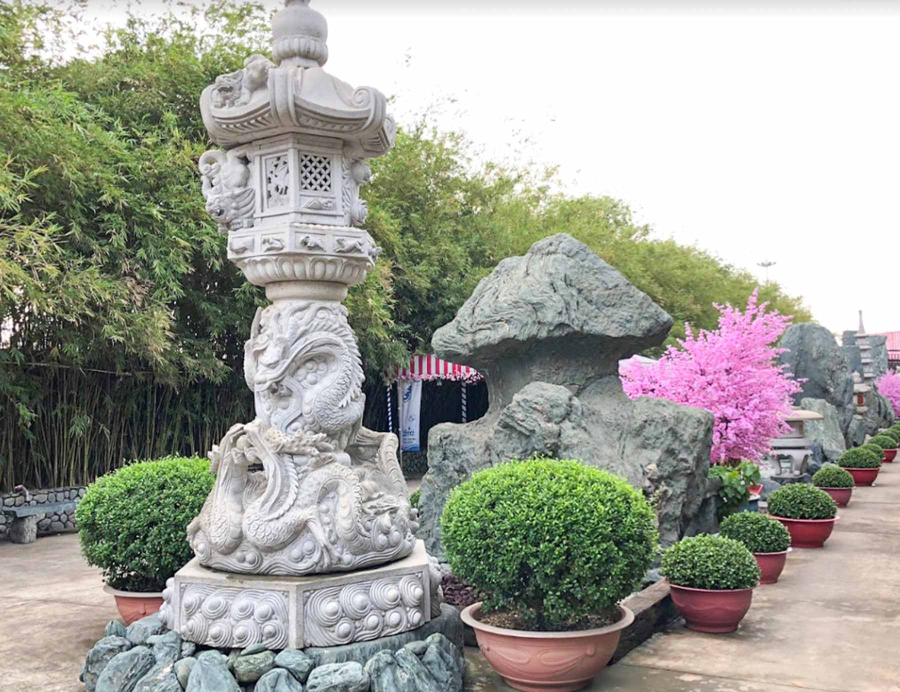 Hồ cá Koi Rin Rin Park sở hữu số lượng lớn đá tự nhiên và đá điêu khắc do chính tay nghệ nhân Nhật Bản thực hiện.