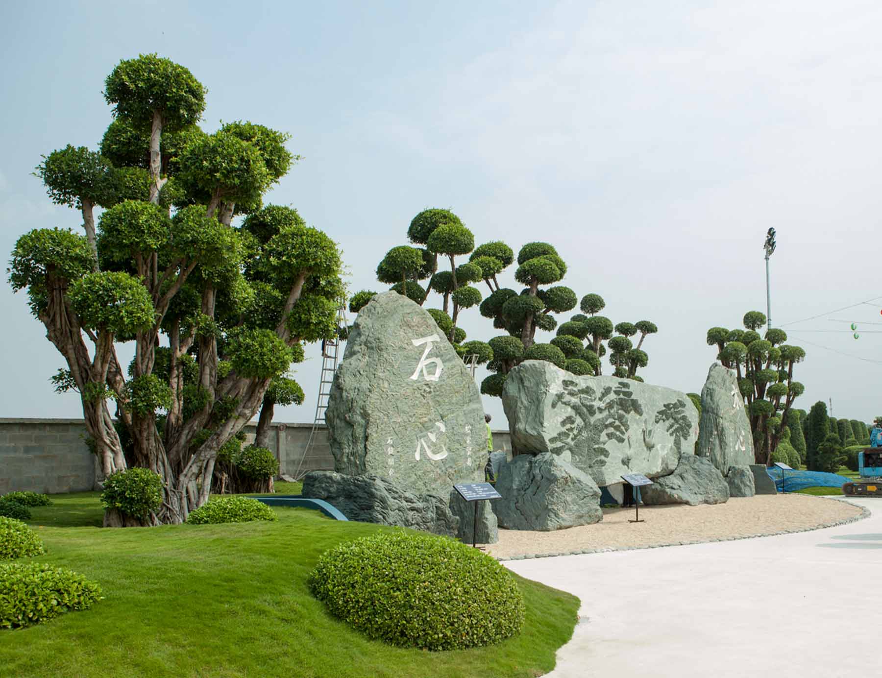 Tảng đá nặng 110 tấn được đặt ngay vị trí trung tâm của công viên mang ý nghĩa trường tồn, phát triển
